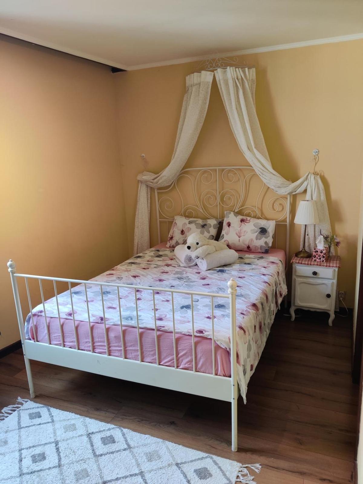 Charming 18th Century Gem In The Heart Of Old Town *